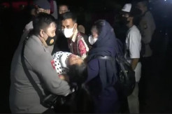 Tangis Keluarga Pecah Sambut Kedatangan Jenazah Bharatu Anumerta I Komang Wira Natha