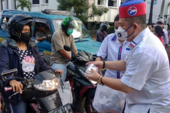 Bagi-bagi Takjil Perindo di Kota Medan, Warga Doakan Semoga Berkah