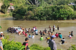 Minibus Angkut Pemudik Terjun ke Sungai Mamasa di Sulbar 1 Tewas 3 Hilang 7 Luka Luka