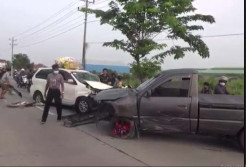 Minibus Ditumpangi Enam Pemudik Seruduk Mobil Bak di Brebes