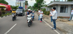 Bagi-bagi Nasi Kotak ke Pengguna Jalan, Ketua Perindo Jambi Tetap Terapkan Prokes