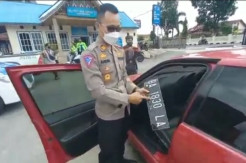 Bukittinggi Digemparkan Aksi Sedan Mewah Warna Merah Drifting di Jalan Raya