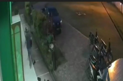 Pencuri Berbaju Serba Hitam Nekat Gasak Tas Saat Jamaah Masjid Sujud
