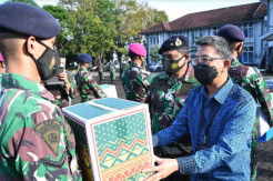 Prajurit TNI AL Lantamal VI Makassar Terima Paket Lebaran dari Bank Mandiri