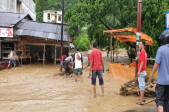 Jalur Prapat Dihantam Banjir, Tim Gabungan Dikerahkan Bersihkan Material