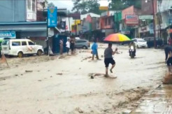 Pasca Banjir, Batu Bercampur Lumpur Masih Tutup Badan Jalan di Kawasan Danau Toba