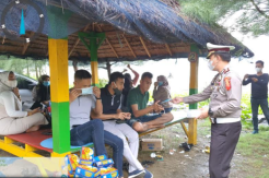 Cegah Penyebaran COVID-19, Ditlantas Polda Aceh Bagikan Masker di Tempat Wisata