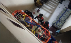 Dramatis! Proses Evakuasi Lansia Sakit Terjebak di Kamar Lantai Dua