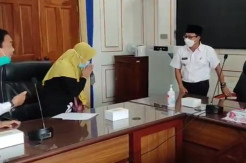 Tangis Guru Korban Pinjol Pecah di Balai Kota Malang, Wali Kota: Kita Bantu