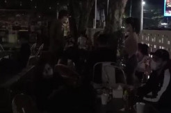 Palembang Zona Merah, Wanita-wanita Seksi Ini Malah Asyik Berkerumun di Kafe