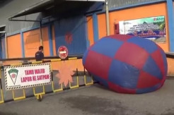 Balon Udara Raksasa Jatuh di Gudang Bulog Gegerkan Warga Madiun
