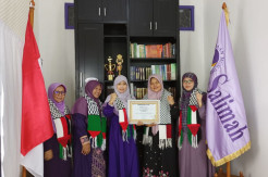 Salimah Serahkan Bantuan...