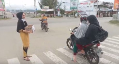 Gadis-gadis Cantik Aceh Rela Turun ke Jalan Galang Dana untuk Palestina