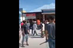 Mencekam, Massa Bersenjata Parang dan Tombak Geruduk Kantor Desa