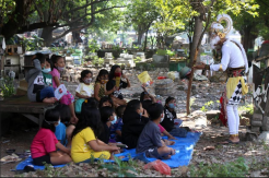 Muncul di Makam Rangkah Surabaya, Kera Putih Hanoman Sita Perhatian Anak