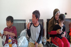 Tangis Indrawati Pecah, Berharap Suaminya yang Hilang Saat Kebakaran KM Karya Indah Ditemukan