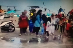 Viral, Pengunjung Pantai Batu Bintang Sukabumi Kocar-kacir saat Diterjang Air Pasang