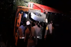 Truk Pengangkut Tebu Terguling di  Jembatan, Akses Jalan  Menuju Jember Putus