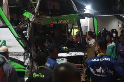 Bus Peziarah Adu Banteng dengan Truk di Pantura Demak, 1 Penumpang Tewas