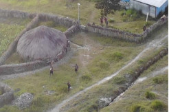 Bakar Rumah di Sekitar...