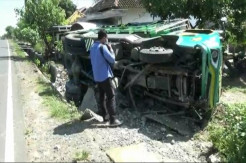 Sopir Ngantuk Berat, Truk Angkut Selai Terbalik di Jalur Pantura Tuban