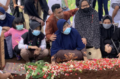 Tangisan Istri Iringi Pemakaman Markis Kido
