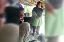 Viral Video Emak-emak Ngamuk ke Kurir Belanja Online, Ngotot Minta Uangnya Kembali