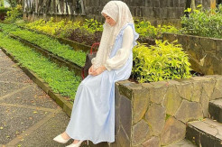 Momen Larissa Chou Tinggalkan Pesantren Mendiang Ustadz Arifin Ilham, Kepalanya Tertunduk