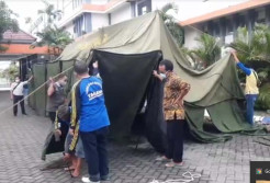 Gawat! Ruang Isolasi dan UGD Tak Mampu Tampung Pasien COVID-19, RSUD Mojokerto Dirikan Tenda Darurat