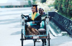 Raeni, Mahasiswa yang Lulus Diantar Bapak Naik Becak Kini Jadi Doktor di Birmingham Inggris