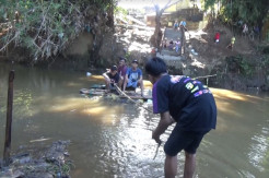 Mengenaskan, Jembatan Hanyut Warga Probolinggo Seberangi Sungai Pakai Rakit Batang Pisang
