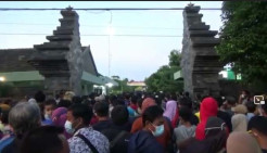 Demi Vaksin Gratis, Warga Tuban Tinggalkan Rumah Pagi Buta dan Rela Antre Lama