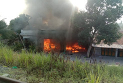 2 Ruko Terbakar Hebat, Warga Kalang Kabut Takut Kobaran Api Menyambar Permukiman