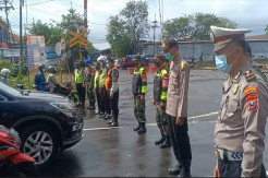 Mengheningkan Cipta Getarkan Jalanan Sidoarjo, Pengendara dan Satgas Khusyuk Berdoa untuk Indonesia