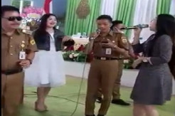 Jogetnya dengan 2 Wanita Seksi Gemparkan Grobogan, Kades Disanksi Bangun Tempat Isolasi
