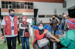 Buka Lapangan Pekerjaan, Sandiaga Dorong Percepatan Vaksinasi Pelaku Parekraf di Jabar