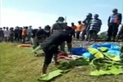 Tangis Pecah Keluarga di Grobogan, Sambut 2 Jenazah Petani yang Tewas Disambar KA