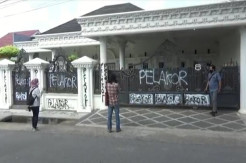 Palembang Gempar, Rumah Mewah Milik Wanita Cantik Penuh Coretan Pelakor