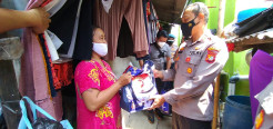 Polisi Sebar Bansos PPKM ke Komunitas Ojek Pangkalan hingga Pemulung