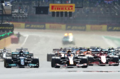 Diwarnai Kecelakaan, Lewis Hamilton Kuasai GP Inggris