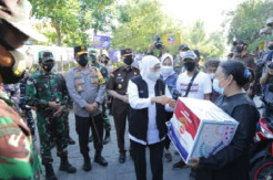 Dampak PPKM Darurat, Forkopimda Jatim Salurkan Bansos dan Ajak Masyarakat Bervaksin