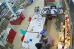 Miris! Pura-pura Minta Sedekah, Emak-emak Curi Uang di Toko sambil Ajak Anak Kecil