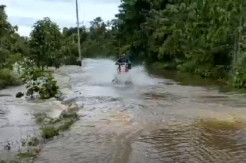 Jalan Nasional Trans Papua Barat Dihantam Banjir, Sejumlah Kendaraan Mogok