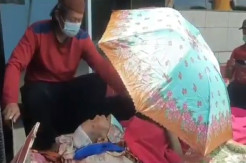 Miris! Krisis Oksigen, Kakek Sesak Napas Telantar Kepanasan di Bak Mobil Pikap