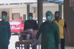 Antre Bantuan Sosial Tunai Wanita Paruh Baya Malah Tertimpa Pagar Kantor Pos