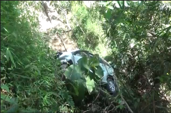 Minibus Terjun ke Jurang Sedalam 50 Meter, Evakuasi Sulit Dilakukan