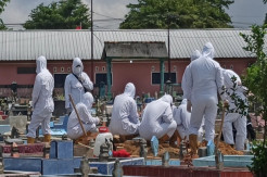 Kehabisan Stok, Petugas Gunakan APD Bekas saat Makamkan Jenazah COVID-19