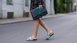 5 Jenis Sandal untuk Kamu Tetap Terlihat Stylish meski Bergaya Santai