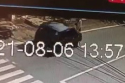 Perempuan Pejalan Kaki Diseruduk Mobil, Rekaman CCTV Tunjukkan Kengeriannya