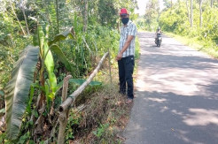 Tebing Jalan Longsor Sedalam 20 Meter Ini Membahayakan Pengendara